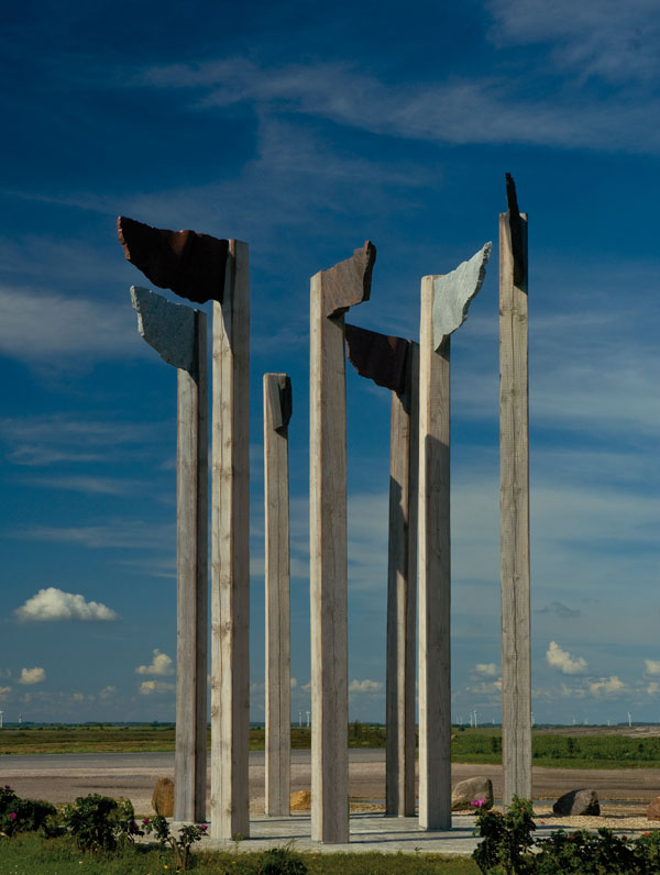 Flaggen f&uuml;r Nordstrand, 2007<br />Gneis, Granit, teilweise poliert, L&auml;rche, H&ouml;he 500 cm