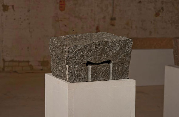 O.T. III, 2009<br />Granit, gespalten, geschnitten, innen poliert, 15 x 24 x 25 cm