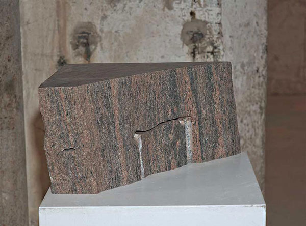 O.T. I, 2005<br />Gneis, gespalten, geschnitten, innen poliert, 30 x 54 x 71 cm