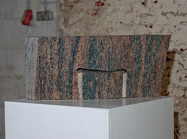 O.T. II, 2005<br />Gneis, gespalten, geschnitten, innen poliert, 30 x 45 x 46 cm