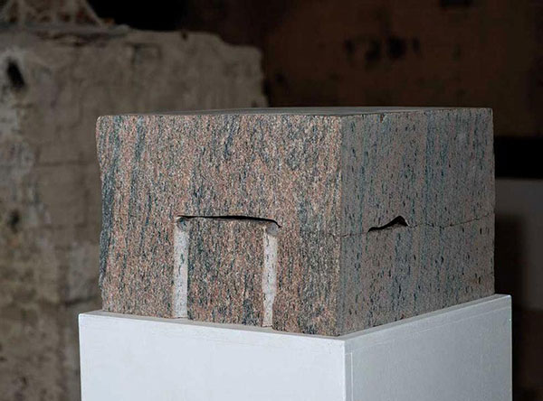 O.T. III, 2005<br />Gneis, gespalten, geschnitten, innen poliert, 30 x 46 x 42 cm