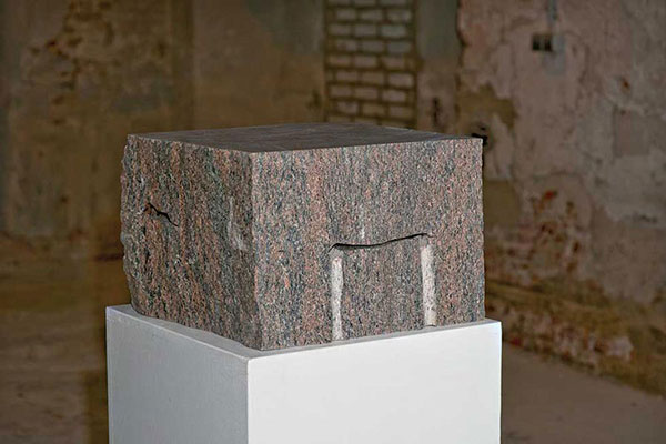O.T. IV, 2005<br />Gneis, gespalten, geschnitten, innen poliert, 30 x 43,5 x 46 cm
