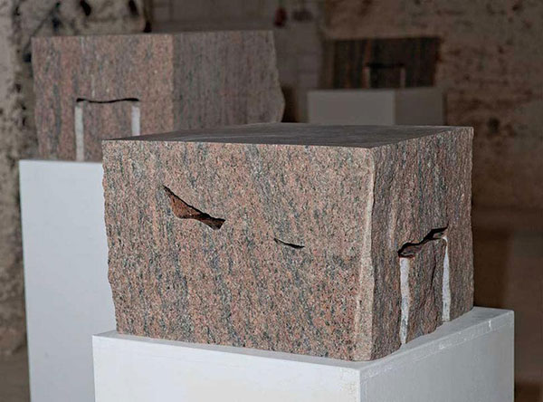 O.T. V, 2005<br />Gneis, gespalten, geschnitten, innen poliert, 30 x 46 x 43,5 cm