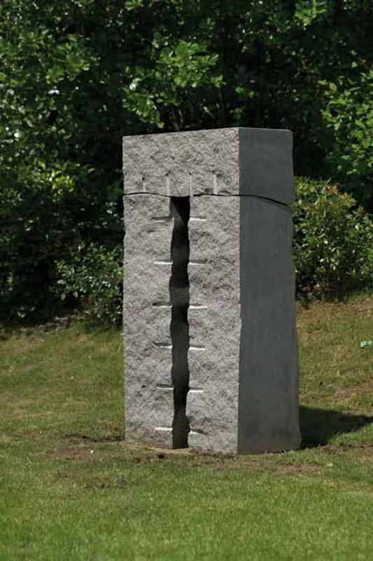 Tor, 1990<br />Granit, 160 x 80 x 40 cm