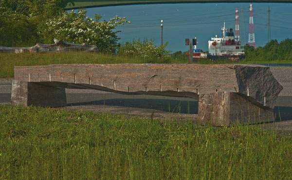 O.T. 2009<br />Gneis, L&auml;rche, Unterseite poliert, 64 x 70 x 445 cm