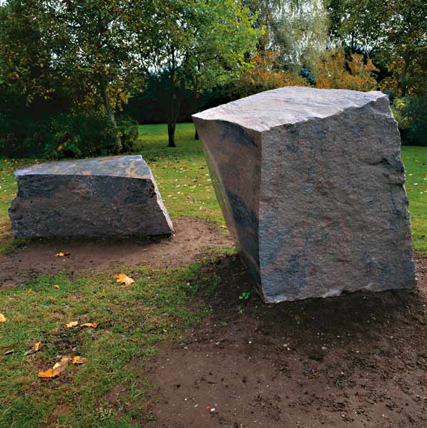 Grosses Steinpaar, 1996<br />Gneis, 170 x 360 x 400 cm