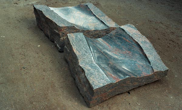 Geteiltes Fragment, auseinandergelegt, 1993<br />Gneis 35 x 90 x 240 cm