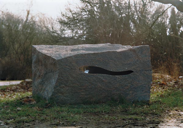 Geteiltes Fragment, zusammengesetzt, 1993<br />Gneis, 65 x 90 x 105 cm