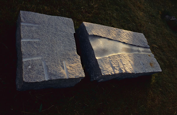 O.T., 1993<br />Granit, 25 x 58 x 180 cm