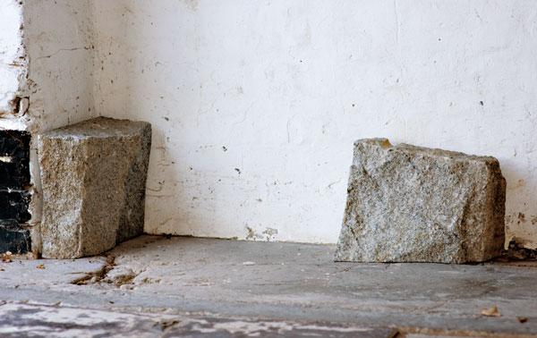 O.T., 2008<br />Gneis, 2-teilig, 30 x 30 x 15 cm und 27 x 35 x 15 cm